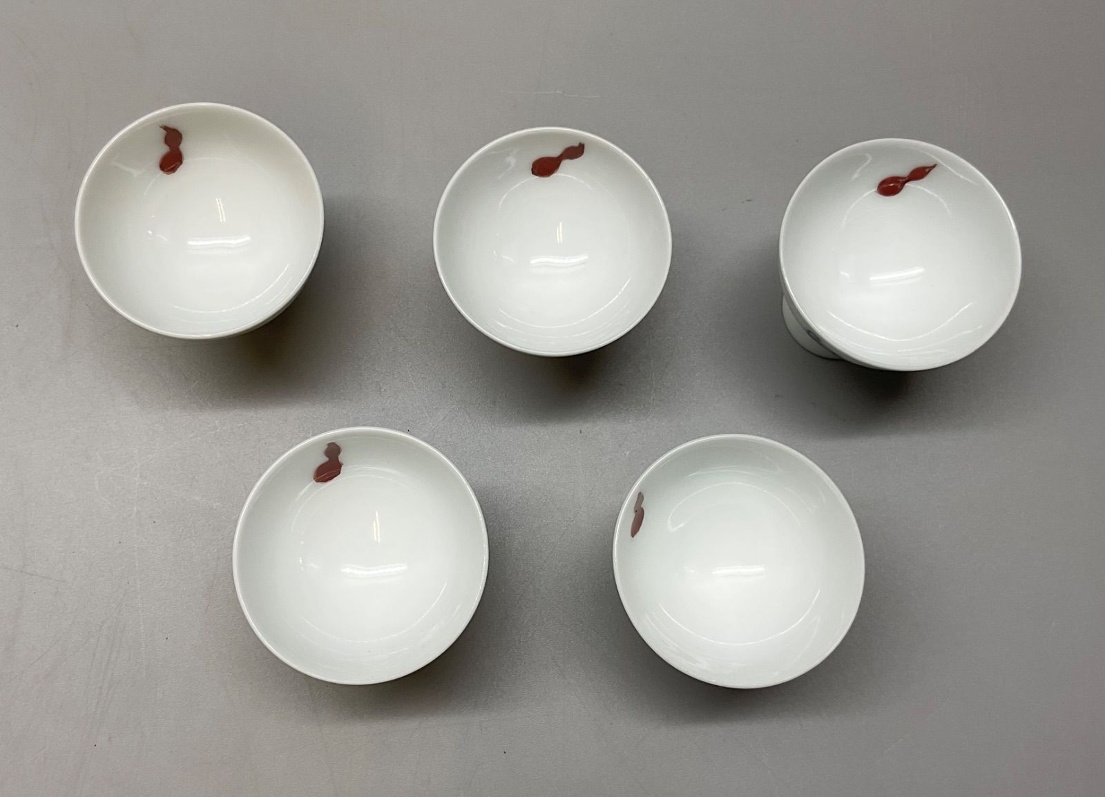 M242 人間国宝 十三代 酒井田柿右衛門作 染付 染錦花瓢箪絵 徳利 2客 お猪口 5客 セット 酒器 M242 人間国宝 十三代 酒井田柿右衛門作 染付 染錦花瓢箪絵 徳利 2客 お猪口 5客 セット 酒器