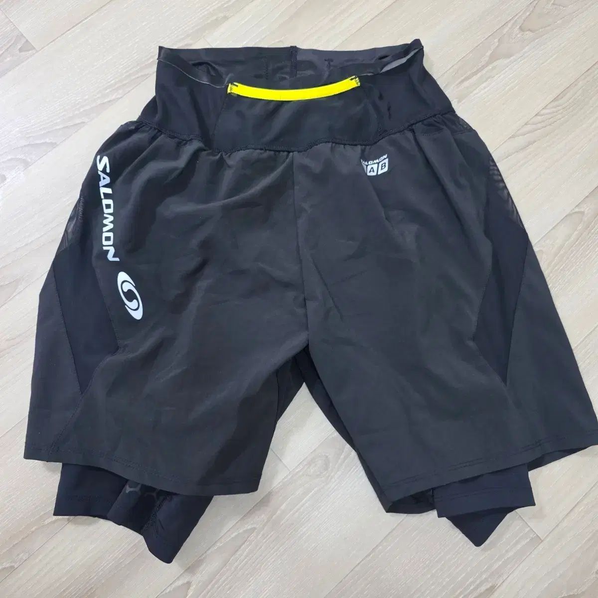 SALOMON TWINSスキンEXOエ スウェットショートパンツ