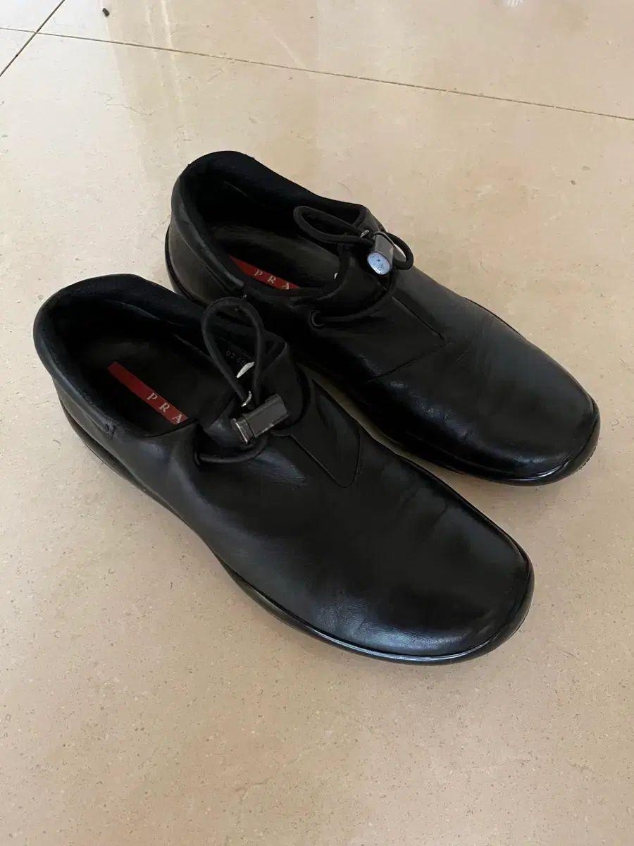 PRADA プラダ メタル バックル シャーリング ローファー 41,526円