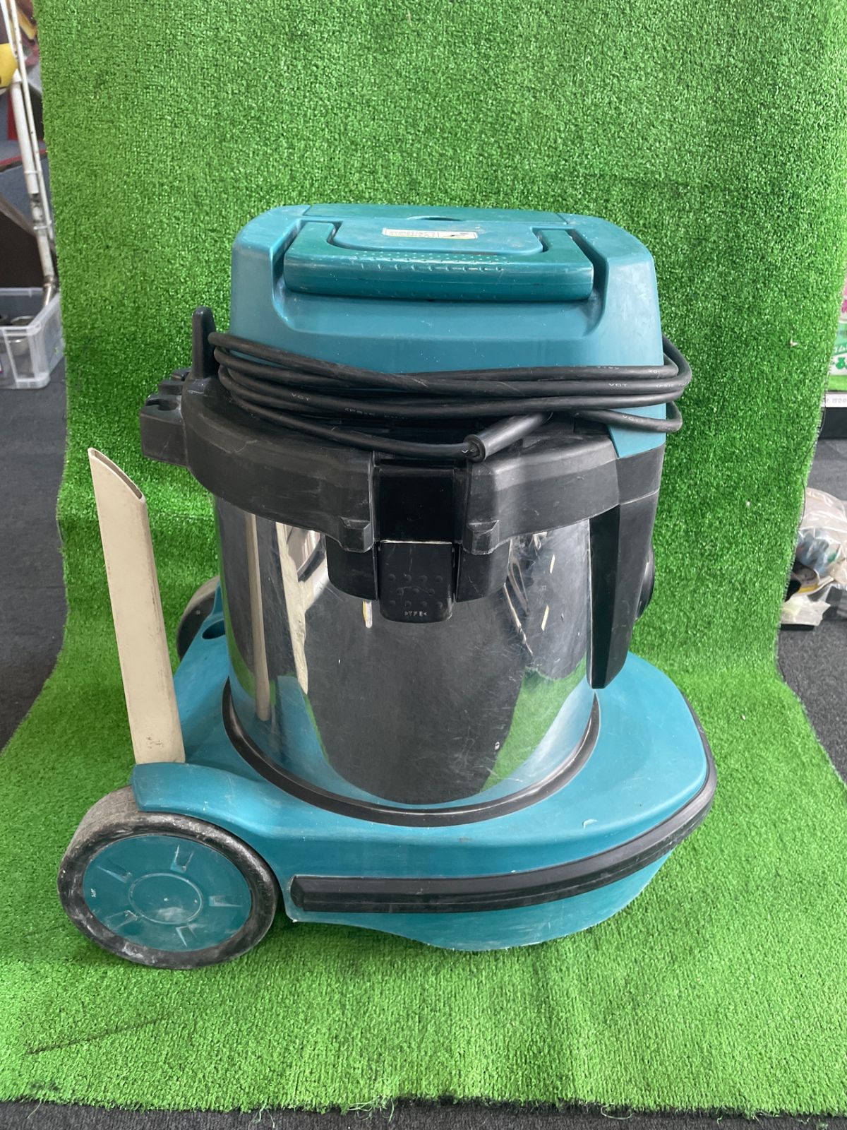 マキタ モデル 490S 乾湿両用 業務用 集じん機 本体・ホース・ノズル2個付き※現状品(チ-313)