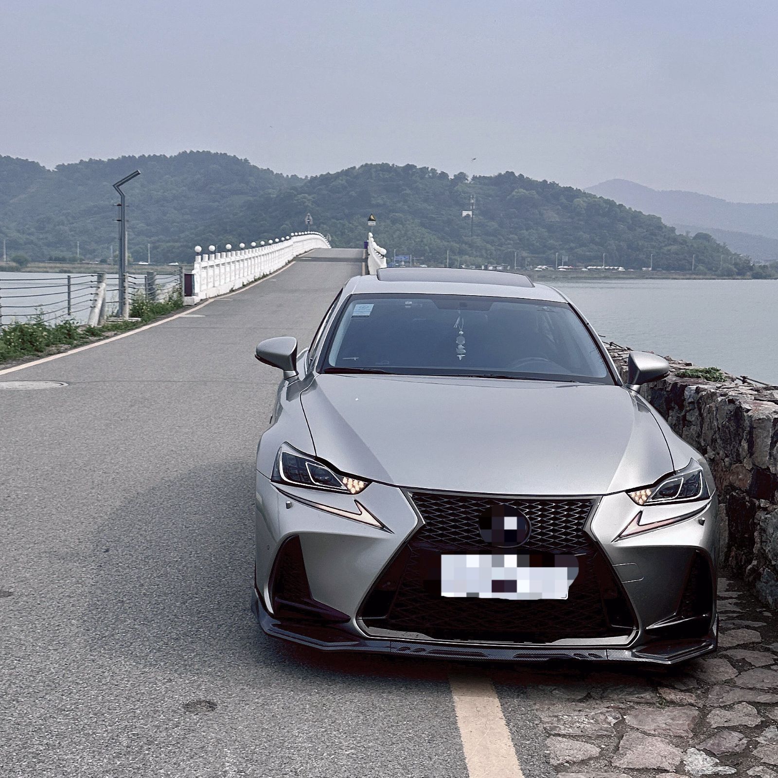 【送料無料】レクサス Lexus IS F-Sport IS300 IS350 2017-2020用 フロントリップスポイラー 3分割 ブラック グロスブラック カーボン柄 フロントアンダー 外装パーツ 立体感 高級感 引き締め感 スポーティ 取付用