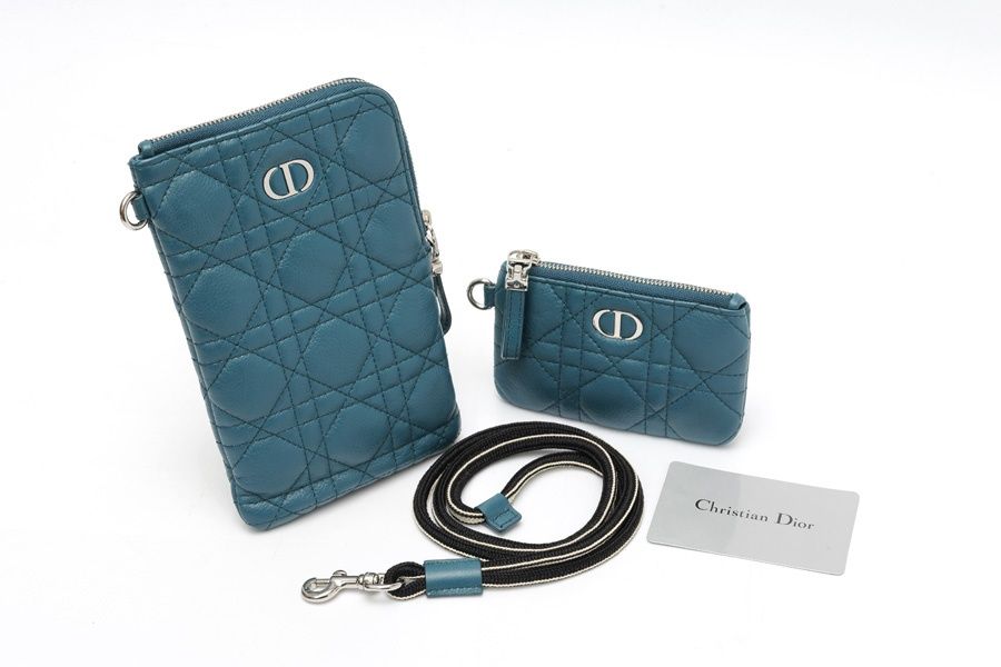 ディオール / DIOR カロ マルチファンクションポーチ / フォン ホルダー S5036UWHC カナージュ ラムスキン ブルー系 【中古】 ディオール / DIOR カロ マルチファンクションポーチ / フォン ホルダー S5036UWHC カナージュ ラムスキン ブルー系 【中古】