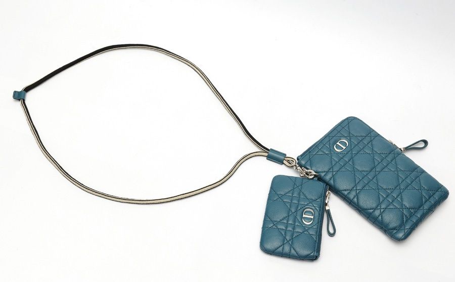 ディオール / DIOR カロ マルチファンクションポーチ / フォン ホルダー S5036UWHC カナージュ ラムスキン ブルー系 【中古】 ディオール / DIOR カロ マルチファンクションポーチ / フォン ホルダー S5036UWHC カナージュ ラムスキン ブルー系 【中古】