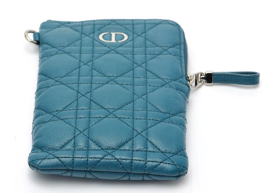 ディオール / DIOR カロ マルチファンクションポーチ / フォン ホルダー S5036UWHC カナージュ ラムスキン ブルー系 【中古】 ディオール / DIOR カロ マルチファンクションポーチ / フォン ホルダー S5036UWHC カナージュ ラムスキン ブルー系 【中古】