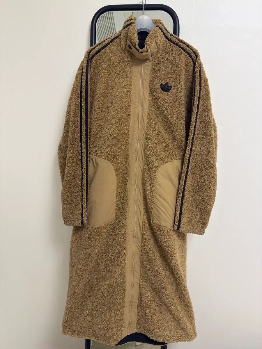 アディダス リバーシブル ロング フリース シェルパ ジャケット