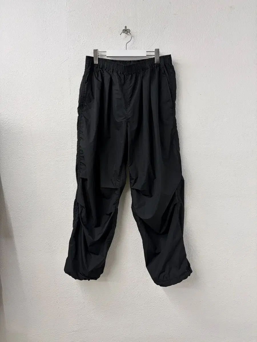 BEAMS ウォーターリペレント バルーン イージーパンツ