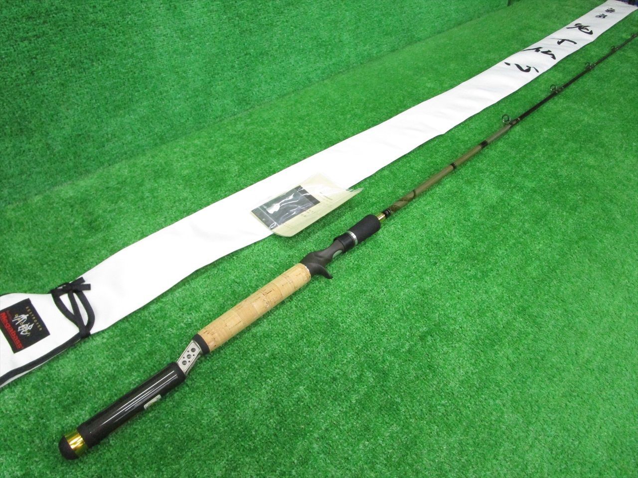 EC滝　メガバス　オロチ　エヴォルジオン　ヒュージコンタクト　F7-76RDti　ホワイトパイソン