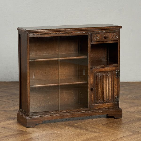 チェスト・キャビネット イギリス オーク ウッド ブロス WOOD BROS Old Charm ナローキャビネット 英国 ガラス ナロー キャビネット 本棚 シェルフ 食器棚 クラシック 収納 引き出し 飾り棚 ドロワー #98596