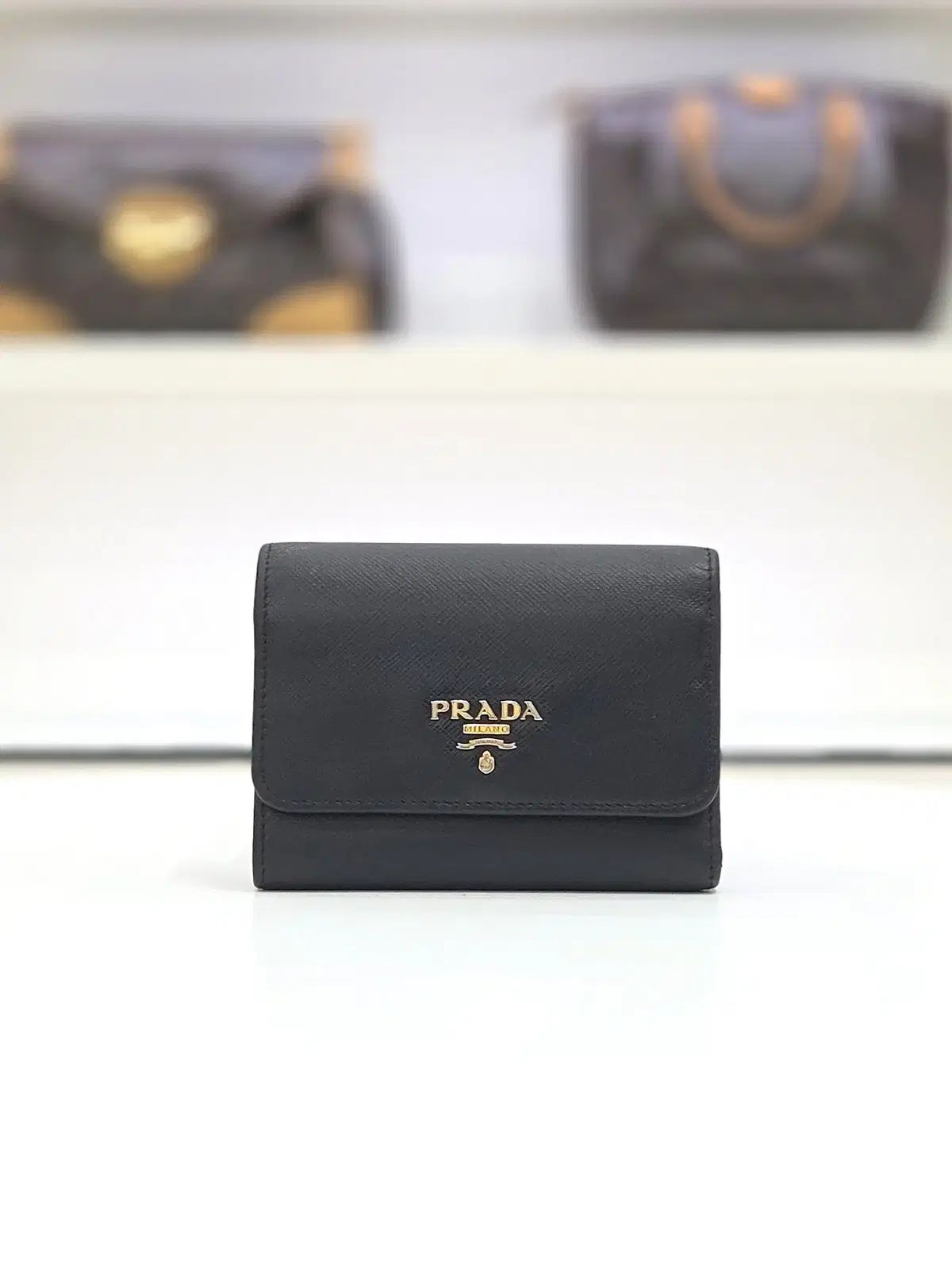 プラダ PRADA サフィアーノ ゴールド ロゴ フラップ 二つ折り財布