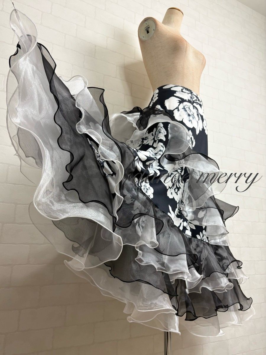 ★送料無料★新品　社交ダンス　スカート　黒　白　パーティ　花柄　クイック　スタンダード　ワルツ　5272