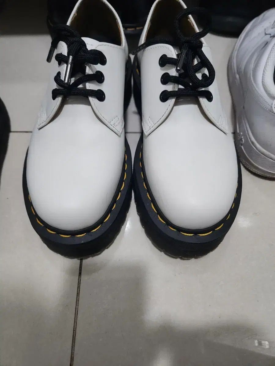 ほぼ新品) DR. MARTENS ドクターマーチン 白 クアッド 1461 uk5