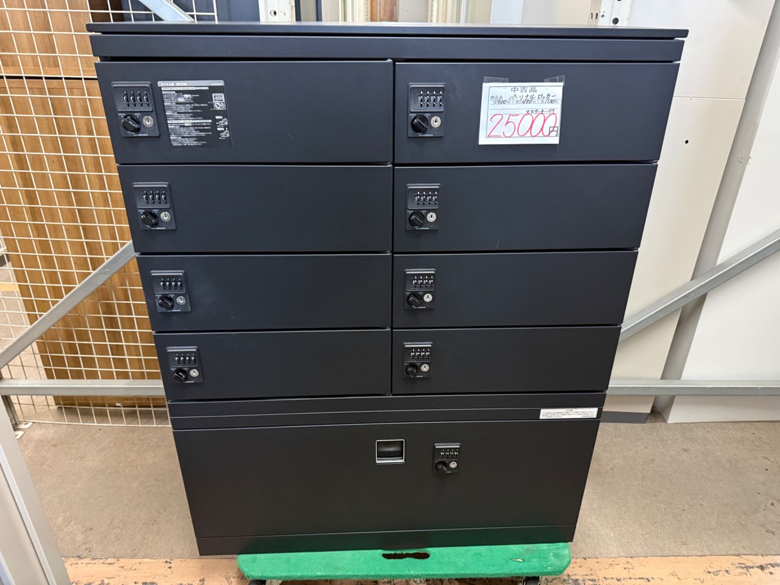 定価30万　オカムラ　パーソナルロッカー　 2列4段8庫 ダイヤル錠 電源付　幅90　奥45　高さ113㎝