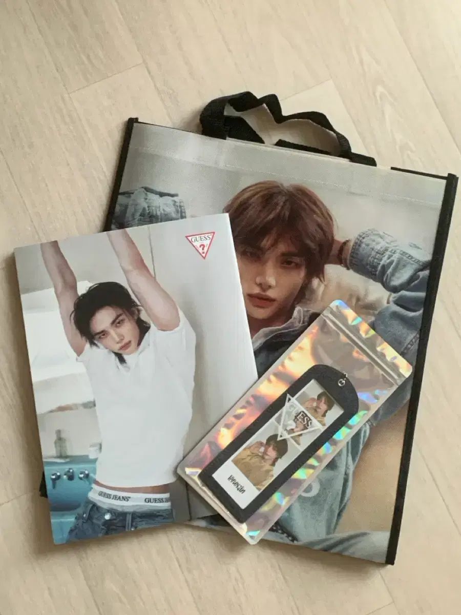 GUESS ヒョンジン(HYUNJIN) リユーザブル(リユーザブル) タポリンバッグ(中)+ルックブック+キーホルダー
