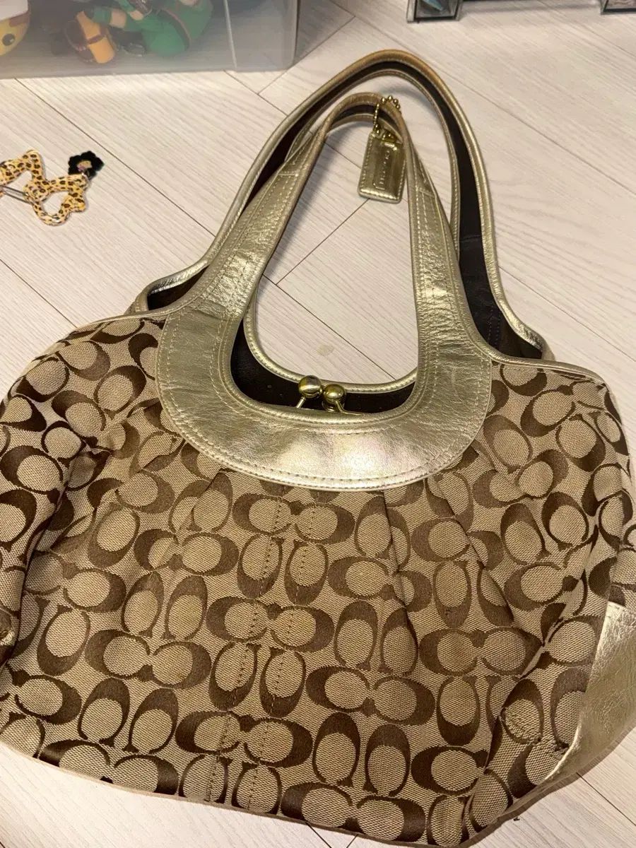 COACH シグネチャー ショルダーバッグ ゴールド