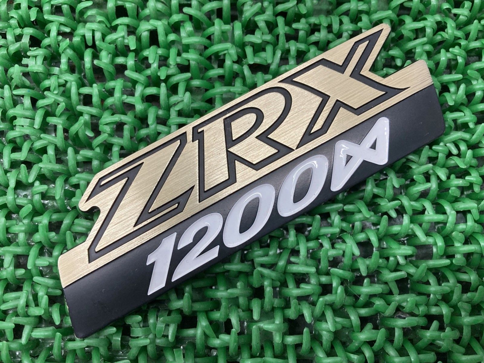 ZRX1200ダエグ サイドカバーエンブレム 片側 カワサキ 純正 中古 ZRT20D DAEG 綺麗 fN