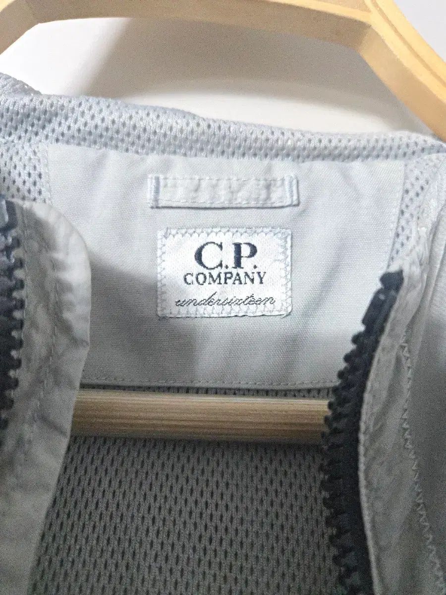 (レディース キッズ) C.P. COMPANY シーピーカンパニー メタル ライト グレー ゴーグル WHO フード ウィンドブレーカー 55