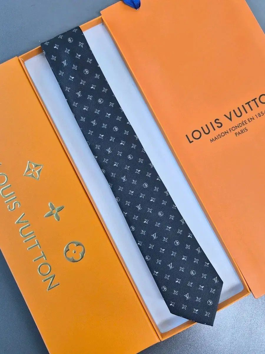 <ケース+お買い物バッグ>ルイヴィトン LV モノネックタイ(ブラック)