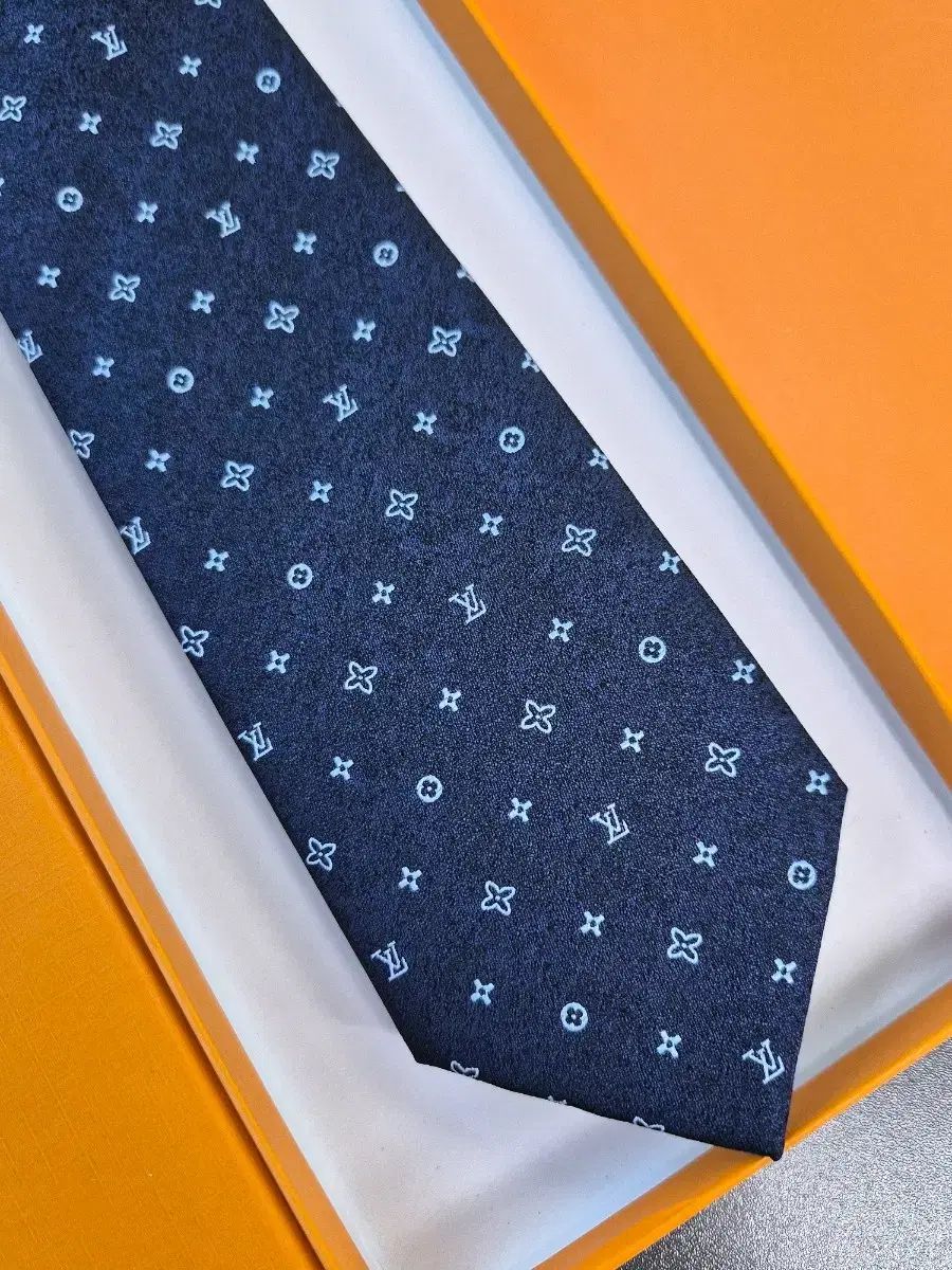<ケース+お買い物バッグ>ルイヴィトン LV モノネックタイ(ネイビー)