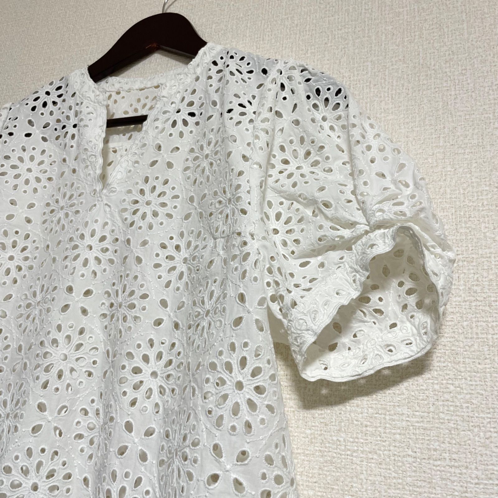 Ballsey ボールジィ サークルフラワーエンブロイダリー キーネック
