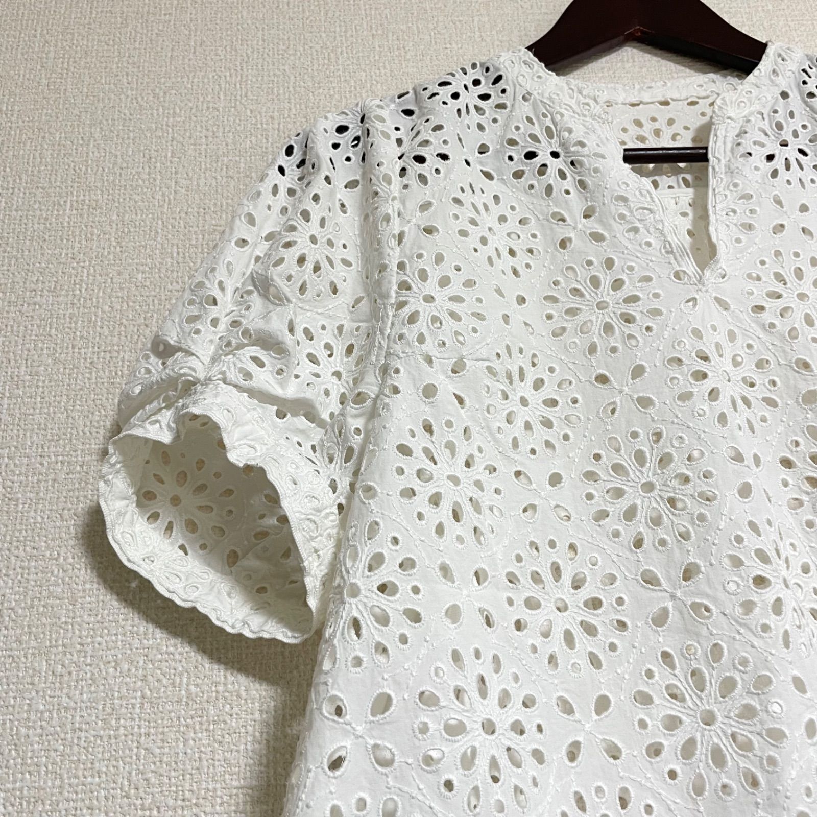 Ballsey ボールジィ サークルフラワーエンブロイダリー キーネック 
