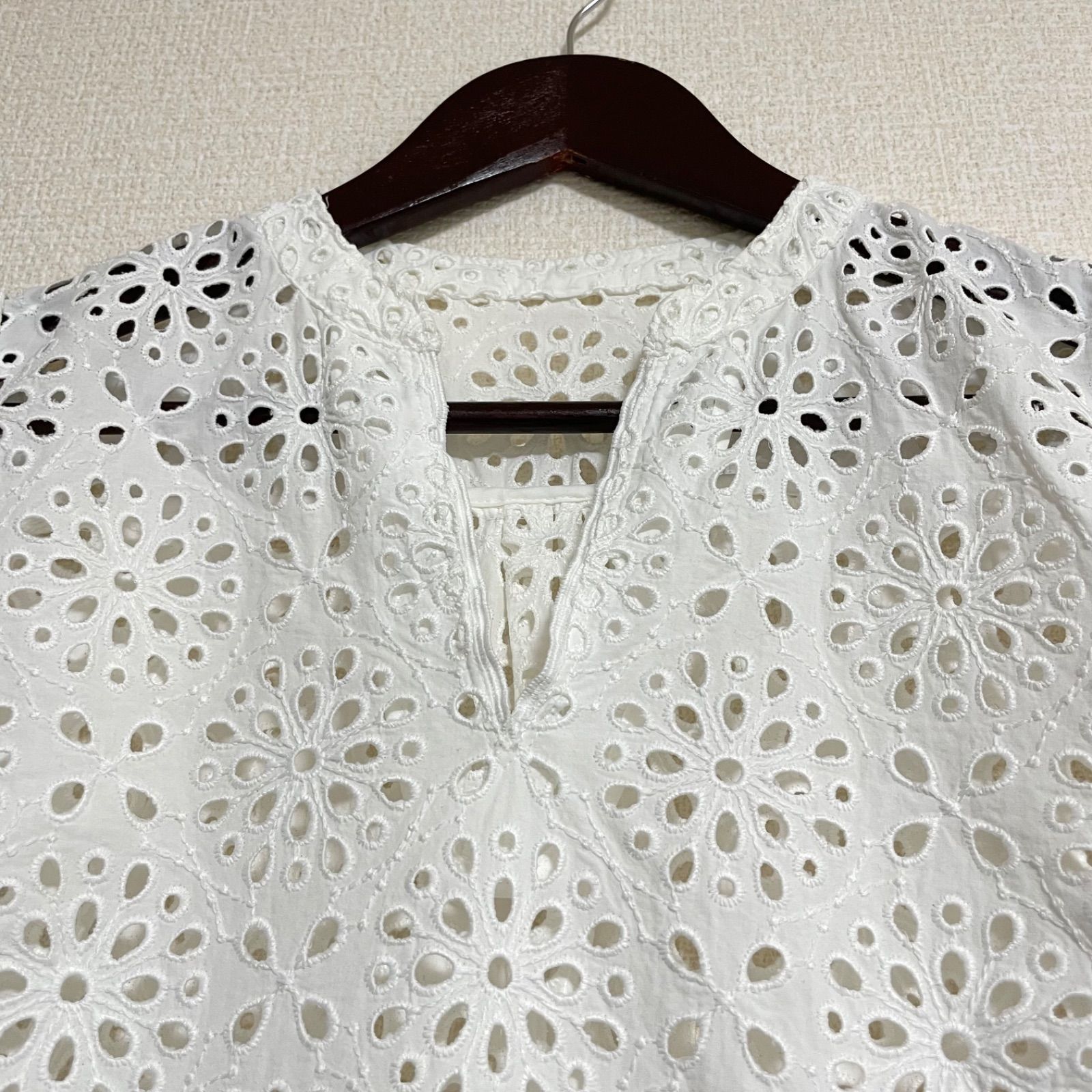 Ballsey ボールジィ サークルフラワーエンブロイダリー キーネック