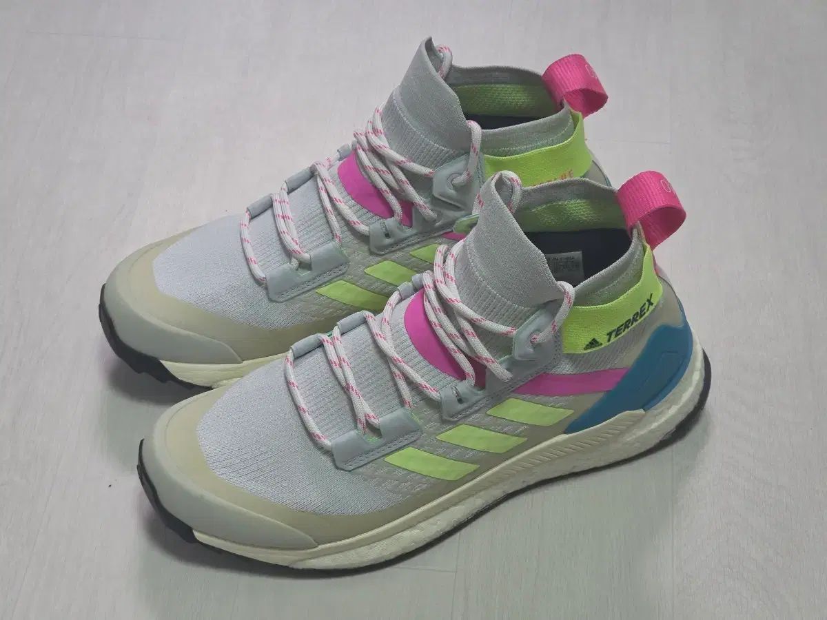 A級 adidas ウィメンズ テレックス Free! ハイカー プライムブルー 登山靴 245