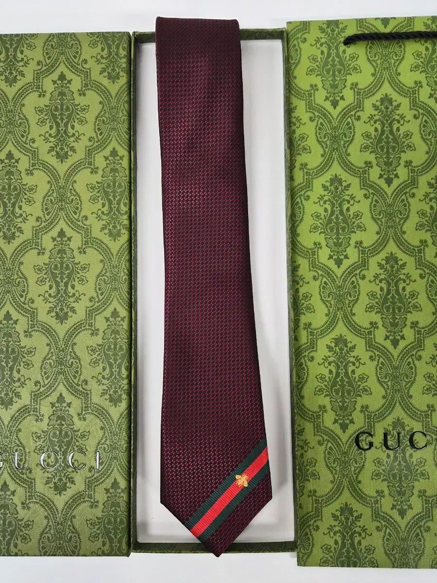 <ケース+お買い物バッグ>グッチ GUCCI シルクネクタイ (バーガンディ)