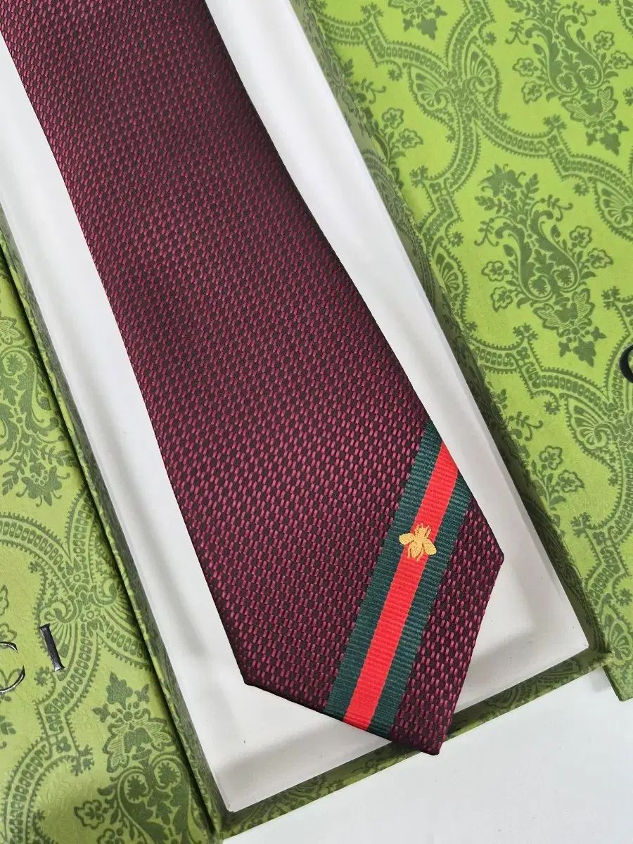 <ケース+お買い物バッグ>グッチ GUCCI シルクネクタイ (バーガンディ)