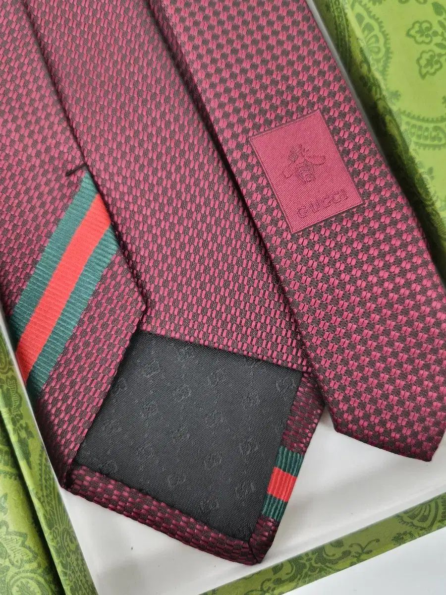 <ケース+お買い物バッグ>グッチ GUCCI シルクネクタイ (バーガンディ)
