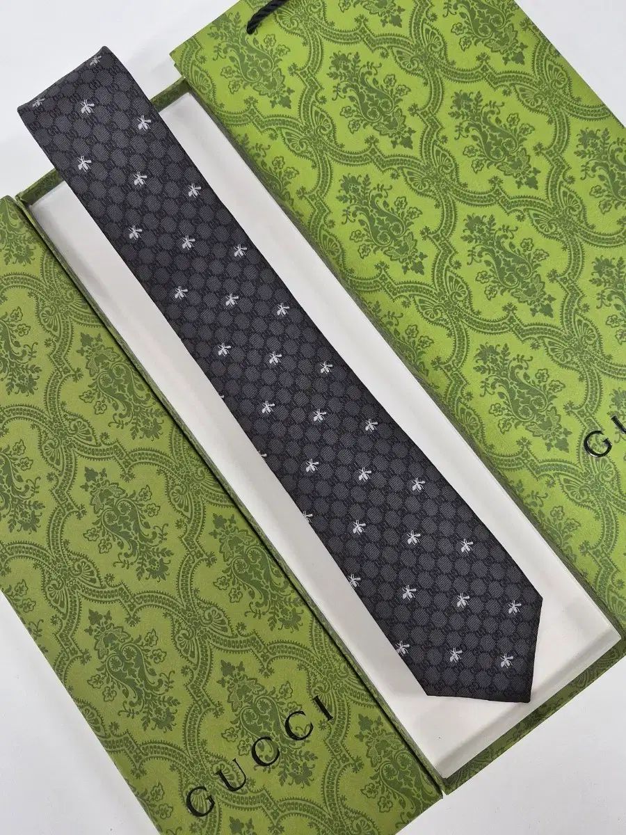 <ケース+お買い物バッグ>GUCCI グッチ GG 蜂 ジャカード シルク ネック タイ(ブラック)