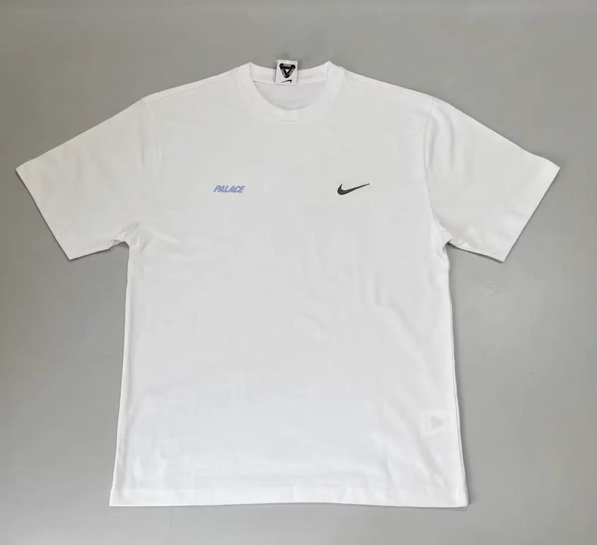 パレス x NIKE フォント スウッシュ Tシャツ 白 - 26SS