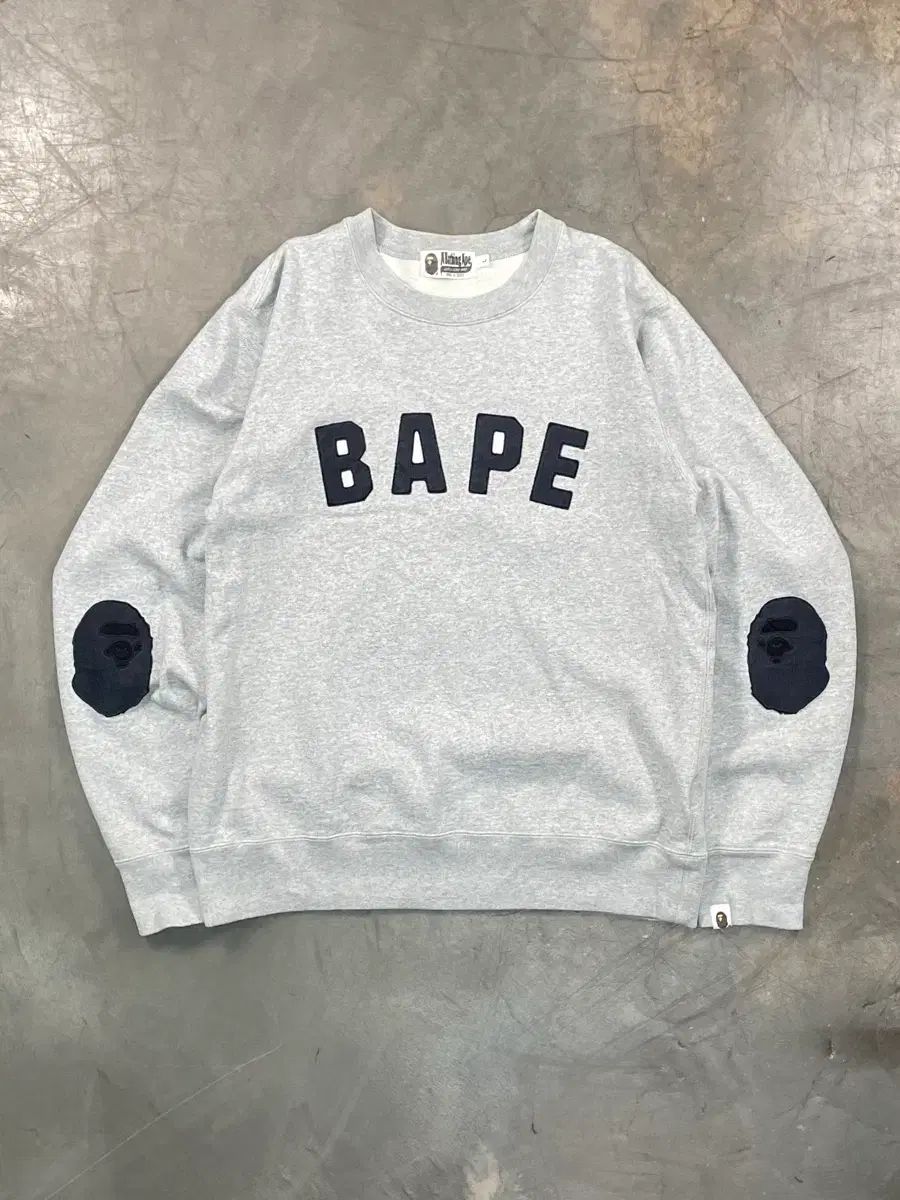 STUSSY エルボー サル パッチ スウェットシャツ
