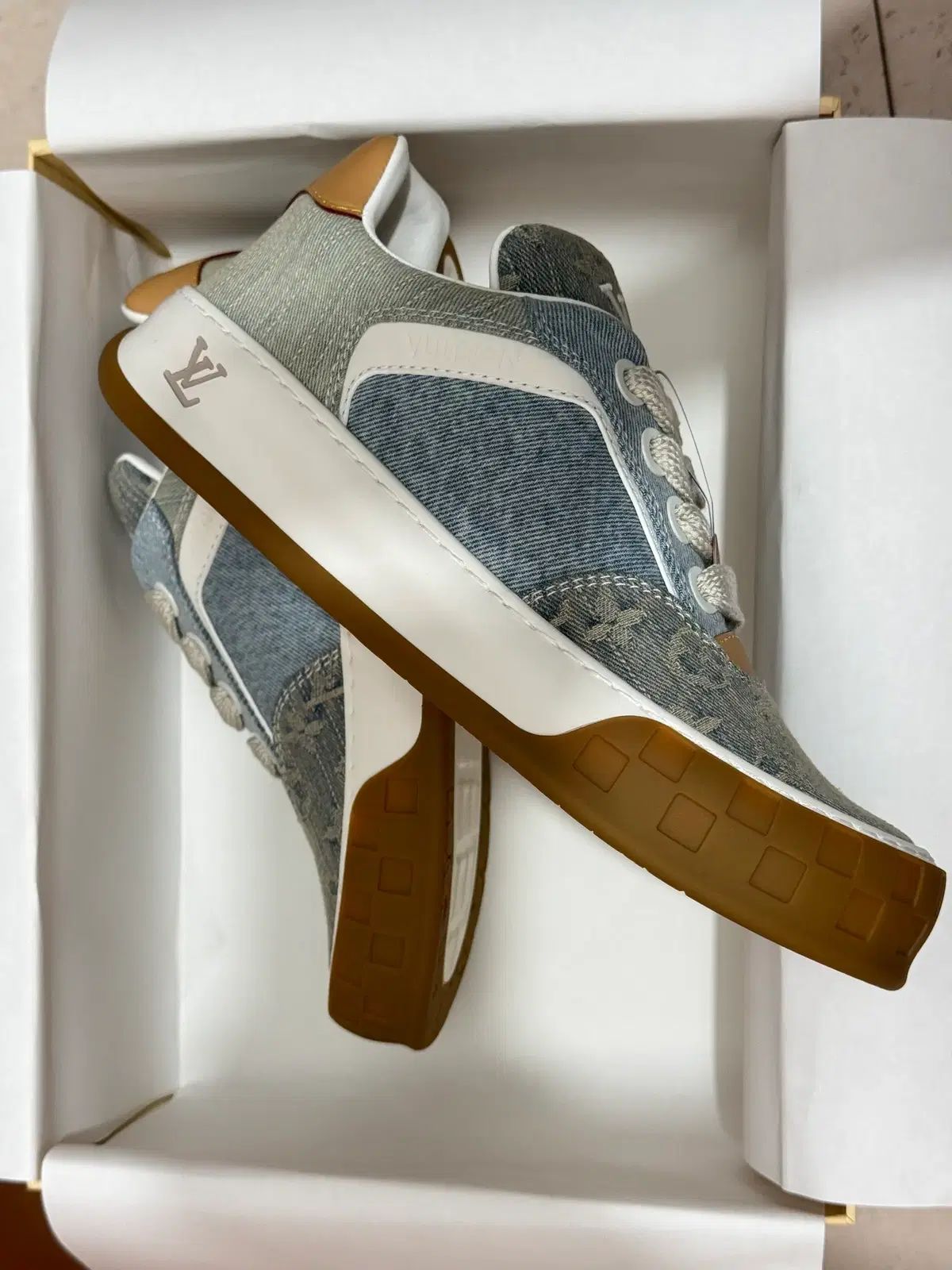 UK8 42 未使用 Louis Vuitton ルイヴィトン LV 틸티드 スニーカー ブルー