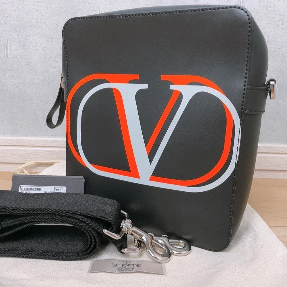 Valentino Garavani ヴァレンティノ ガラヴァーニ Vロゴ メッセンジャーバッグ ショルダーバッグ クロスボディ ボディーバッグ ブラック 黒
