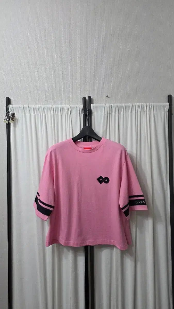 ラッキーシュエトゥ クロップド Tシャツ