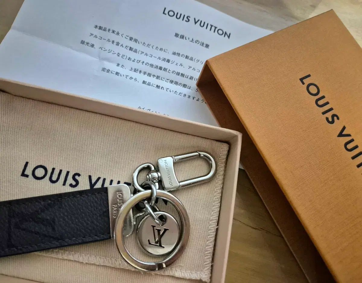 正規品 ルイヴィトン LV クラブ キーホルダー ブラック (A級)