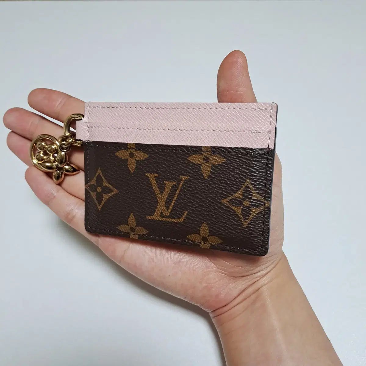 100%/正規品 Louis Vuitton ルイヴィトン 新モデル LV チャーム カードウォレット