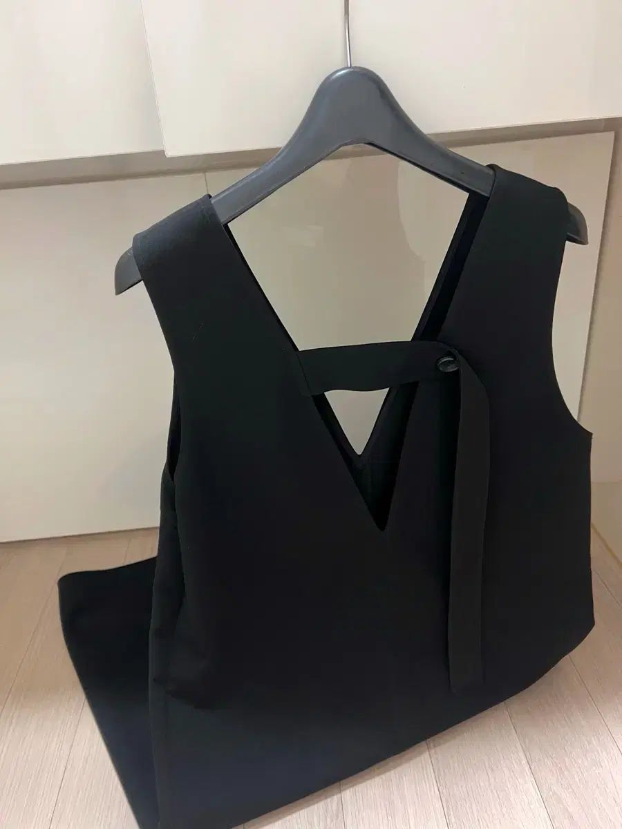 KUHO PLUS KUHO バッグ ストラップ Vネック レイヤード ワンピース ビスチェ ブラック 黒 ノースリーブ