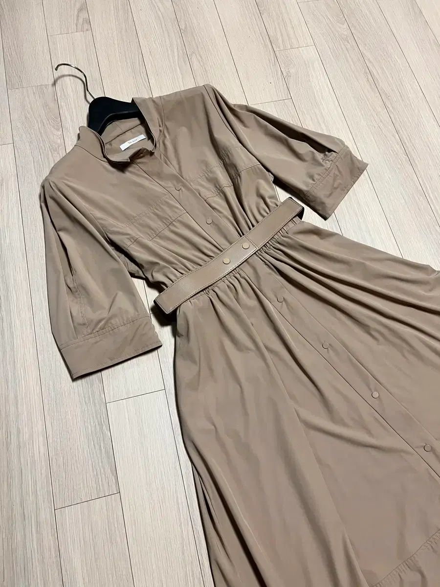 77) 22年 THE IZZAT ザアイザット シャカシャカ素材 フレア トレンチ シャツワンピース 半袖 5分丈 ベージュ とろみ素材