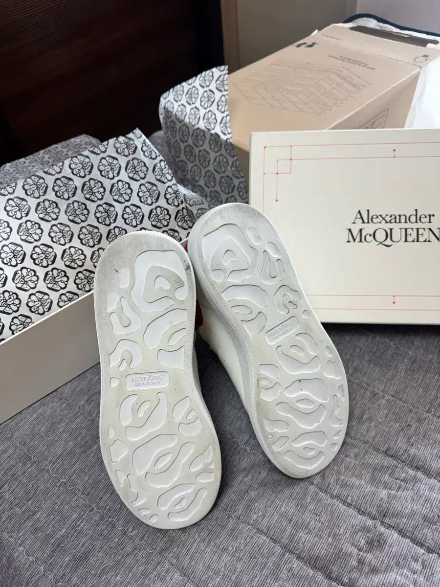 Alexander McQueen オーバーソール スニーカー 白/レッド Alexander McQueen オーバーソール スニーカー 白/レッド