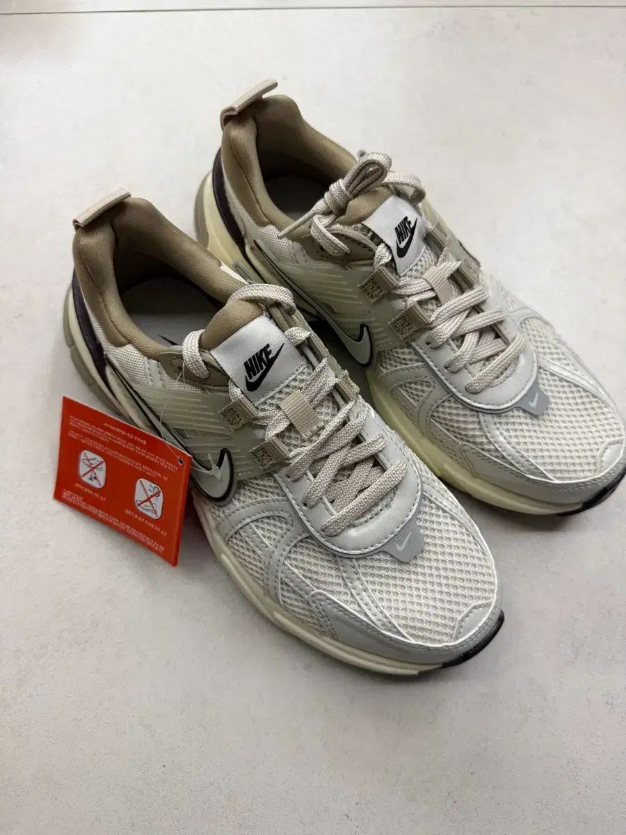 新品 NIKE V2K RUN 白/ベージュ (最新トレンド ランニングシューズ)
