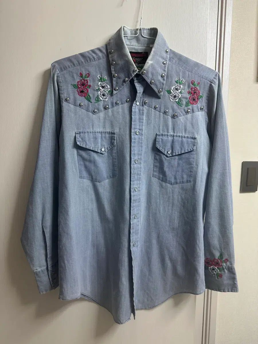 デニム刺繍スタッズシャツ