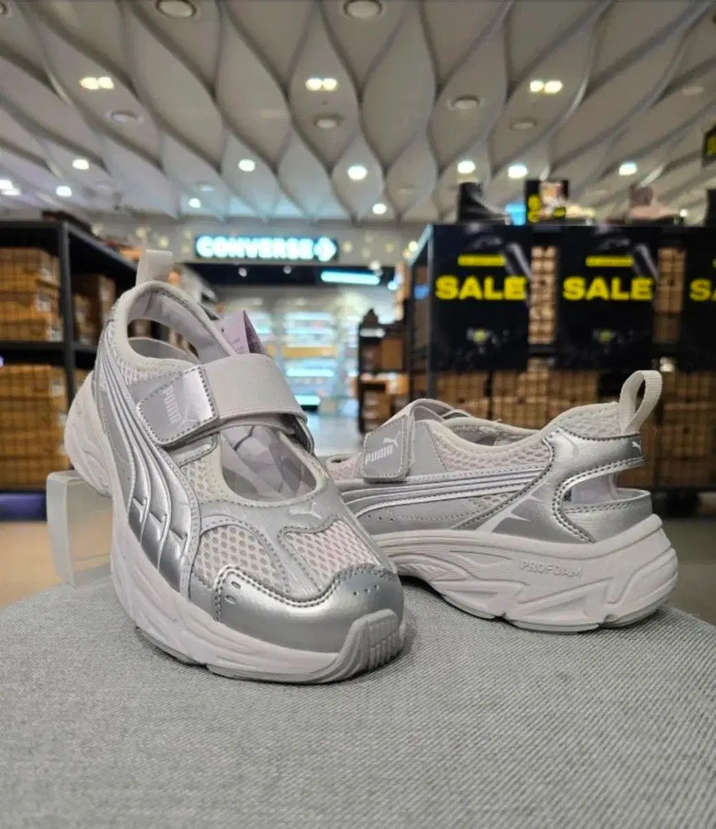 新品) プーマ メモリア サンダル240