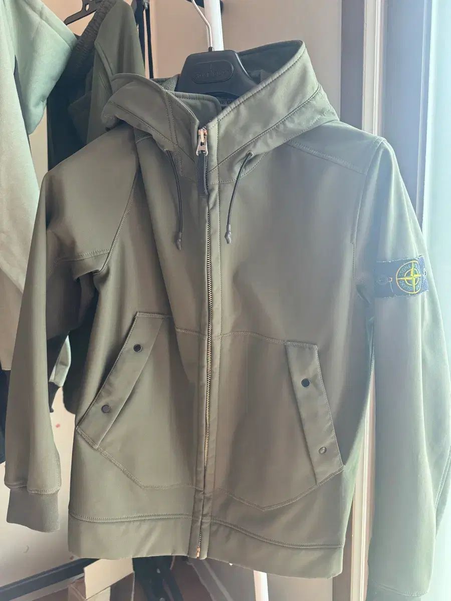 STONE ISLAND ソフトシェル フード ジャケット カーキ