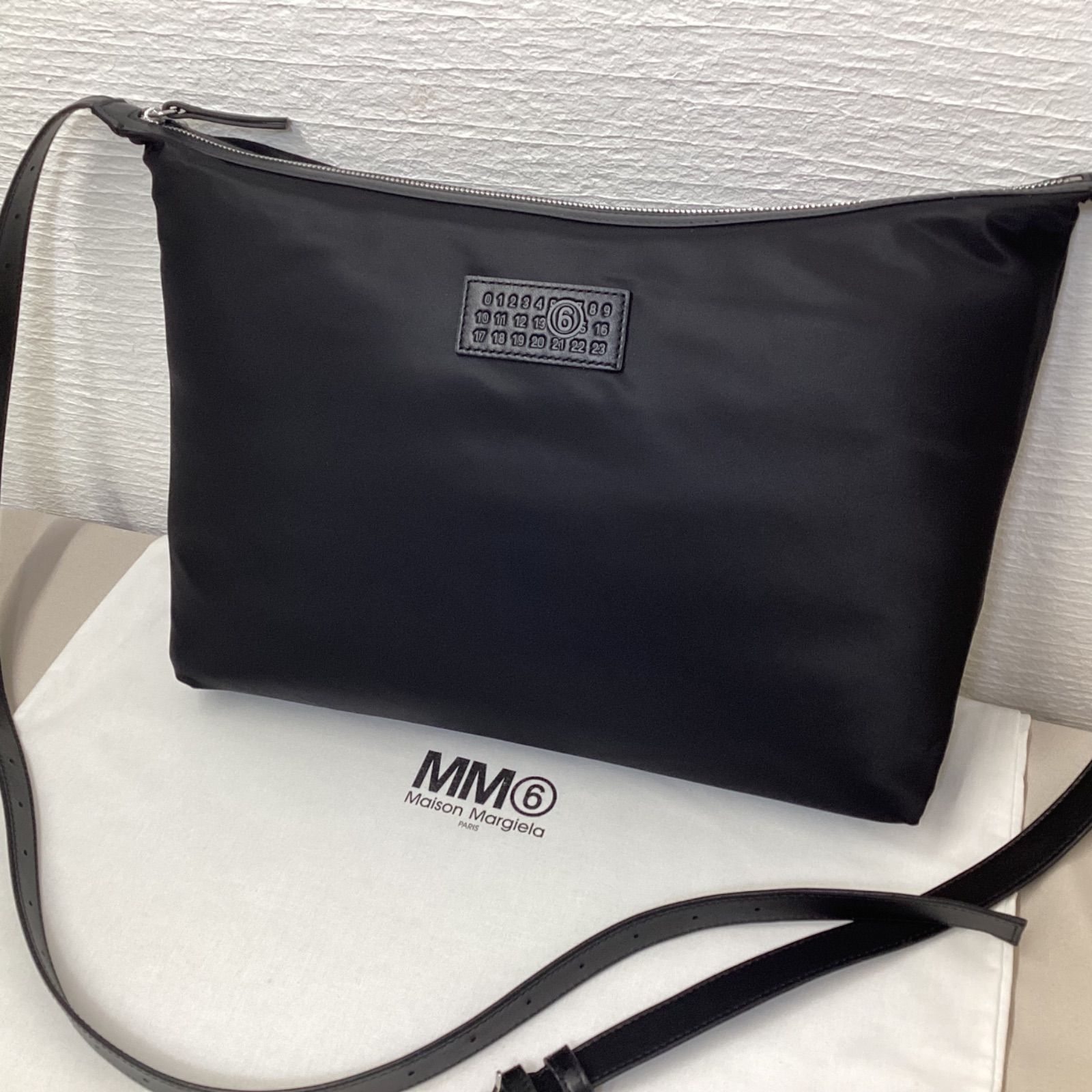 予約期間特別価格【新品、未使用】MM6 ニューメリック クロスボディ 