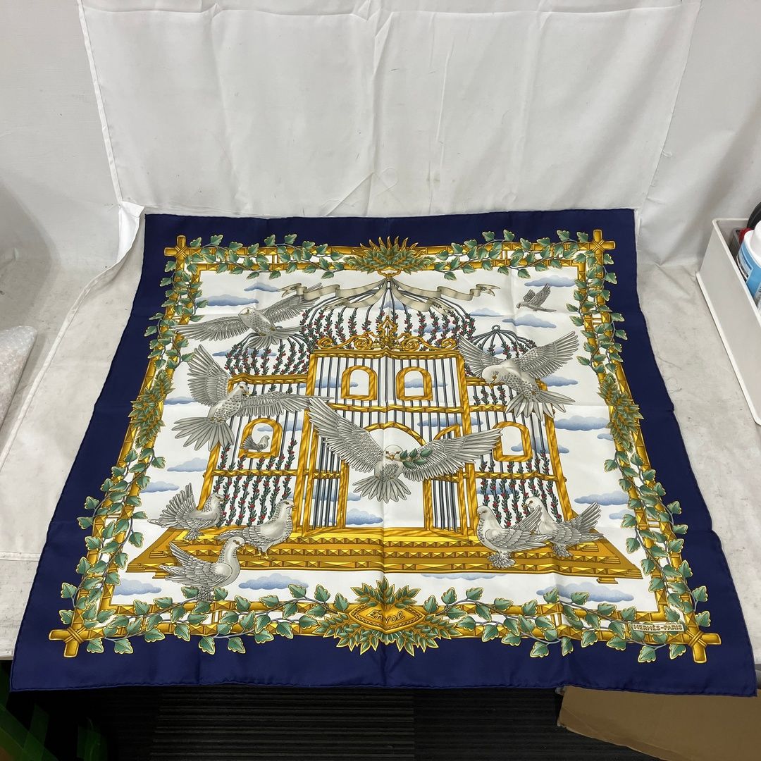 HERMES カレ90 ENVOL 飛翔 ハト柄 青枠 シルク100% スカーフ ストール レディース ファッション 中古 良好 M11270065