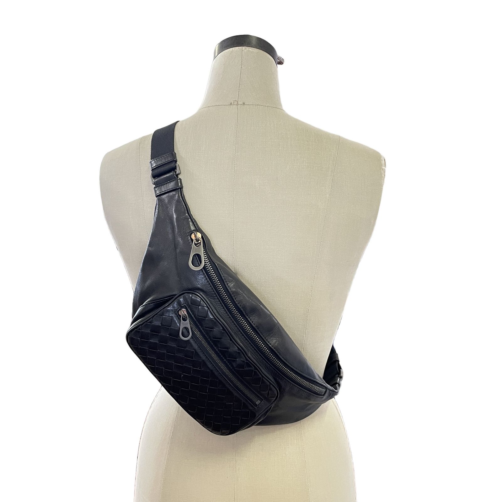 ボッテガ・ヴェネタ BOTTEGA VENETA イントレチャート ウエスト ボディ バッグ レザー ブラック 中古 T11227824