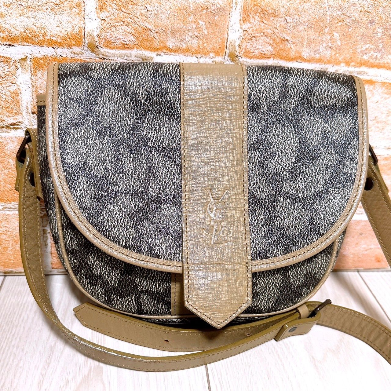 ほぼ未使用) Yves Saint Laurent(イヴ・サンローラン)ショルダーバッグ 