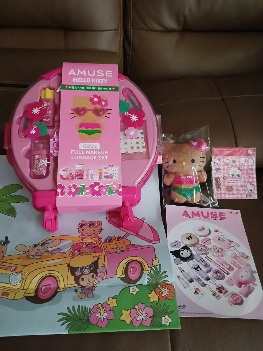 在庫処分) AMUSE ラージ キャリアー クールセット 新品 出品 AMUSE hello kitty(ハローキティ) 化粧品セット