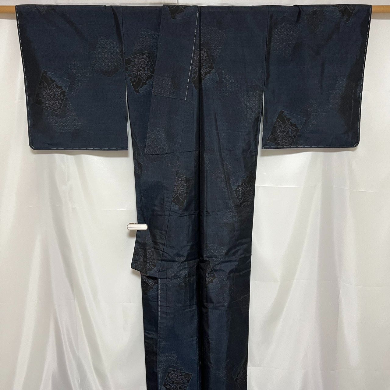 ★もも★藍大島　しつけ糸付　新品未使用　極美品　裄丈65 身丈149.5㎝ K093 美品 大島紬 しつけ糸つき 身丈169cm トールサイズ 色紙文 青海波